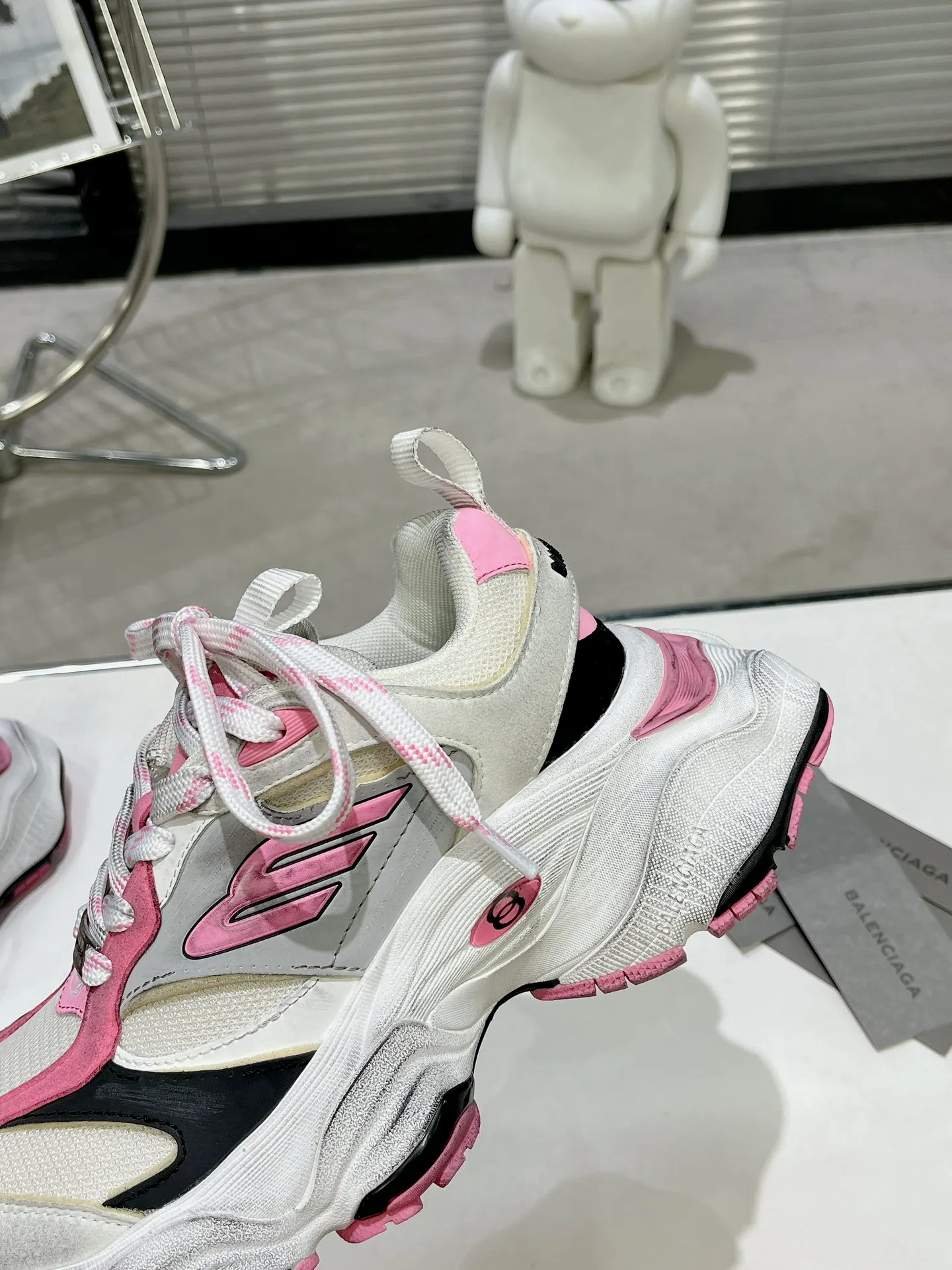 👟👟Ex-factory price 900👟👟 Balenciaga SUMMER 24 Cargo Sneaker Global Limited Edition (JDL) top version super hot! The ultimate secret of 6XL. With the release of Balenciaga's summer 24 series, the 6XL sneakers worn by Liu Haoran on the show once again became a fashion talking point. As soon as the show ended, many bloggers posted reviews of these shoes and comparisons with the 3XL. Looking closely at the whole shoe, there is a larger variant of the "B" logo and a smaller bright yellow as embellishment. The upper material is still normal leather + mesh. All pairs of original materials. Number of yards: 35-45 yards.